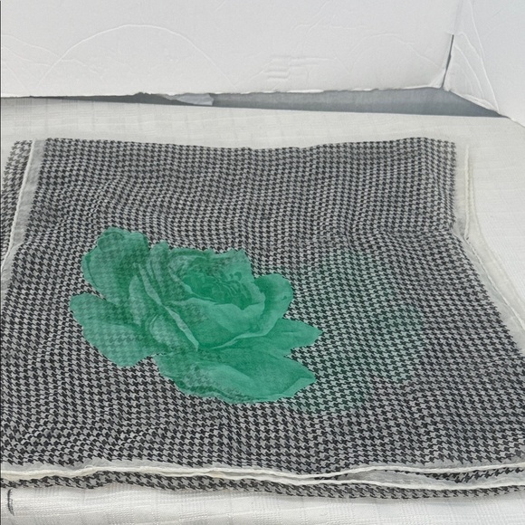 Vintage Christian Dior Houndstooth Scarf /wrap with Green Rose - Picture 8 of 8